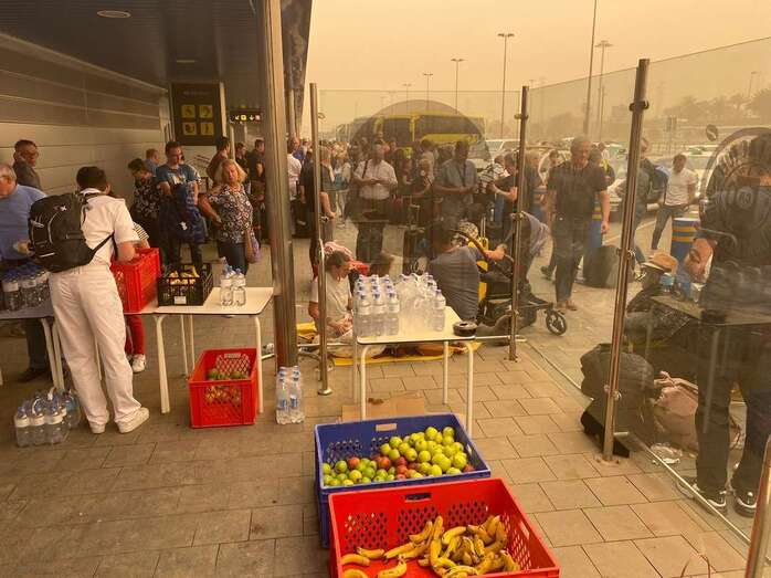 Muchos pasajeros recibieron agua y fruta en la misma puerta de la terminal de Gando (Foto TA)
